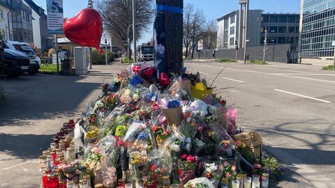 Die Unfallstelle in der Schwieberdinger Straße in Ludwigsburg: Ein Meer an Blumen und Kerzen erinnert an die beiden Frauen, die dort als Unbeteiligte bei einem illegalen Autorennen getötet wurden.