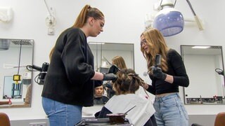 Bad Mergentheim: Friseur-Azubis schenken Gutscheine für kostenlosen Haarschnitt an Tafel-Kunden