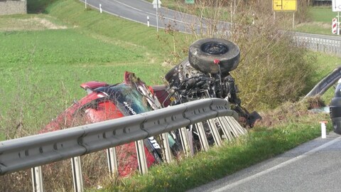 Vier Menschen sind bei einem Frontalzusammenstoß eines Lastwagens und eines Autos auf der Bundesstraße 51 zwischen Trier und Bitburg ums Leben gekommen.