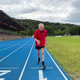 93-Jähriger Arne Haase trainiert auf einem Sportplatz in Baden-Baden für einen Marathon.