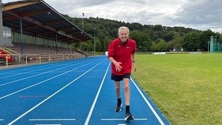 93-Jähriger Arne Haase trainiert auf einem Sportplatz in Baden-Baden für einen Marathon.