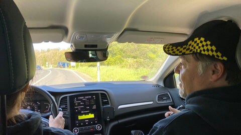 Diane Castell sitzt mit Instruktor Alexander Sieling im Auto und versucht, die Theorie aus dem Eco-Training in die Praxis umzusetzen