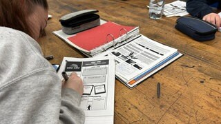 Berufsschülerin der Heinrich-Hübsch-Schule in Karlsruhe informiert sich über die Bundestagswahl