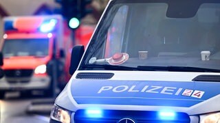 In Lehrensteinsfeld ist ein Bauhof-Mitarbeiter von einer Straßenlaterne getroffen worden. Er starb an seinen Verletzungen. (Symbolbild) 