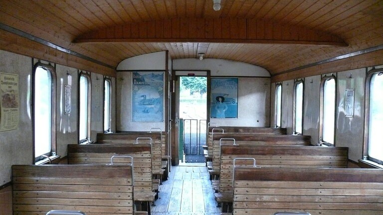Achertalbahn. Rustikal und mit viel freiwilliger Arbeit ist der Wagen heute in guter Form.