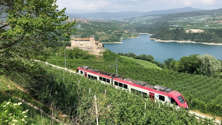 Die Trasse der Nonstalbahn führt hier durch Apfelplantagen