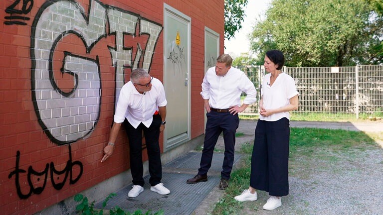 Der ehemalige Polizeioberkommissar Peter Fink (links) zusammen mit dem Bundestagsabgeordneten Nico Weinmann (FDP) und Regierungspräsidentin Susanne Bay (rechts). 