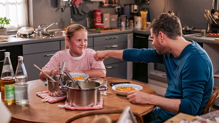 Andreas (Ralph Gassmann) und Carlotta (Mila Breiter) beim Abendessen