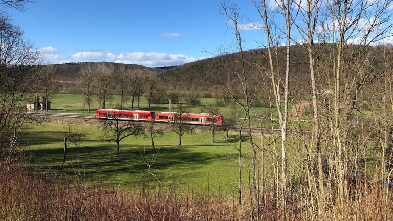 Regionalbahn Tübingen – Reutlingen. Hier soll bis 2022 die Regionalstadtbahn Neckar-Alb mit neuen 2-System-Triebfahrzeugen fahren.