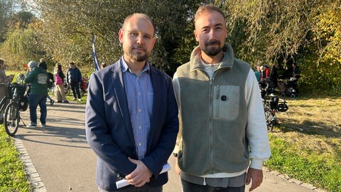 Moritz Reulein, der erste Vorsitzende des Vereins Ulm Surfing (rechts), und sein Stellvertreter Roman Pfeifle träumen seit langem von einer stehenden Welle zum Surfen an der Blau. 
