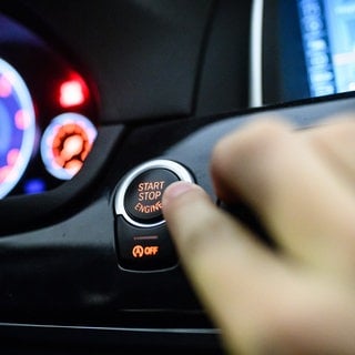 Eine Person drückt mit dem Finger in Nahaufnahme auf den "Start"-Knopf eines Autos mit Keyless-Go-System. (Symbolbild) Die Heilbronner Polizei hat mit internationaler Hilfe eine mutmaßliche Auto-Diebesbande zerschlagen. Sie sollen das Keyless-Go-System ausgenutzt haben.