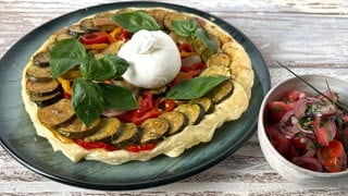 Zucchini-Tarte-Tatin mit Burrata und Tomatensalat