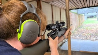 Immer mehr junge Menschen und Frauen interessieren sich für die Jagd. Im Frühling haben 16 neue Jägerinnen und Jäger wie Renata Sommer ihre Ausbildung bestanden.