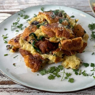Würziger Kaiserschmarren mit Spargel-Rhabarber-Salat