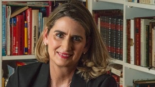 Historikerin Heike Görtemaker lächelt in die Kamera.
