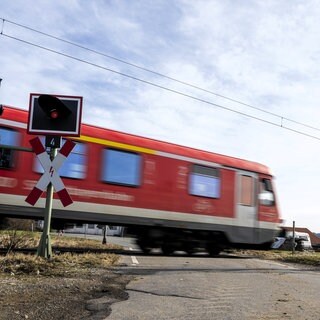 Regionalzug an einem unbeschrankten Bahnübergang - immer wieder passieren tödliche Unfälle