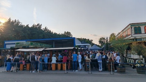 Voll ist es im Mehlinger Dampfnudelhof. 