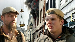 Louis Marx und Jan Vockel stehen vor dem Hausbrand in Koblenz