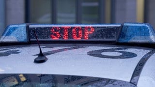 Streifenwagen mit Stoppanzeige: Eine Frau ist am Freitag nach dem Diebstahl von Grabschmuck vor der Polizei geflohen und lieferte sich eine Verfolgungsfahrt (Symbolfoto).
