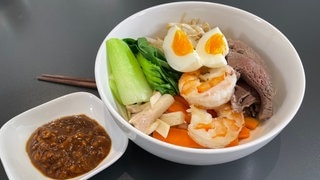 Reisnudel-Bowl mit Erdnusssoße