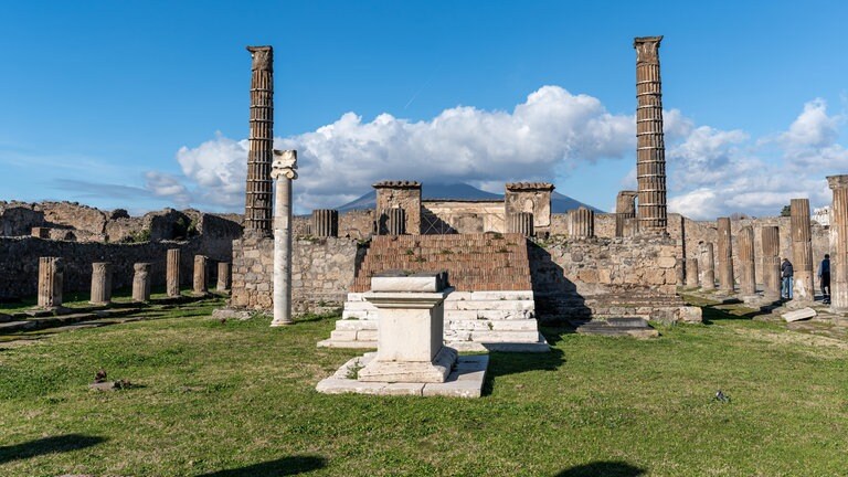 Die Bilder zeigen die Ausgrabungsstätte Pompeji. Gabriel Zuchtriegel leitet den Park Pompeji. Er verrät in SWR1 Leute, wie die Menschen damals vor dem Ausbruch des Vesuv wirklich gelebt haben.