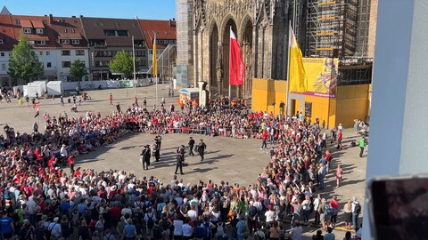 Auf dem Ulmer Münsterplatz untermauerten hunderte Zuschauende die tolle Stimmung während der Drum Battles. Eines der Highlights des Deutschen Musikfests.