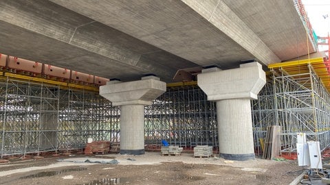 Lückenschluss an der Hochstraße Süd in Ludwigshafen: 525 Meter wurden bereits betoniert. Jetzt fehlen nur noch fünf Meter, dann ist die Fahrbahn der stehengebliebenen Weißen Hochstraße erreicht. Noch halten Gerüste das betonierte Teilstück. Nach fünf Tagen ist Beton hart und die Gerüste können abgebaut werden.