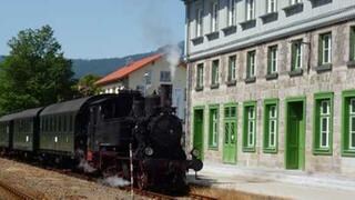 Die große Politik hat Bayerisch Eisenstein Jahrzehnte lang zu einem Sackbahnhof gemacht. Es ist nämlich der einzige Bahnhof Europas, der genau auf einer Grenze gebaut wurde.