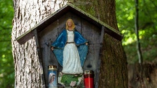 Marien-Marterl in einem Wald in Bayern: Was hat die "Marotte" mit der biblischen Maria zu tun?