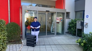 Zahnärztin Jana Rene Ceylan geht mit Rollkoffer auf Hausbesuch.