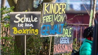"Schule ist kein Boxring" und "Kinder frei von Gewalt" steht auf Schildern während einer Demonstration (Archivbild).