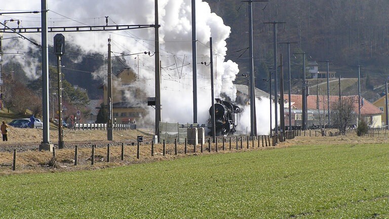 Im Val de Travers kann unser Sonderzug bei einer Scheinanfahrt mächtig Dampf machen.