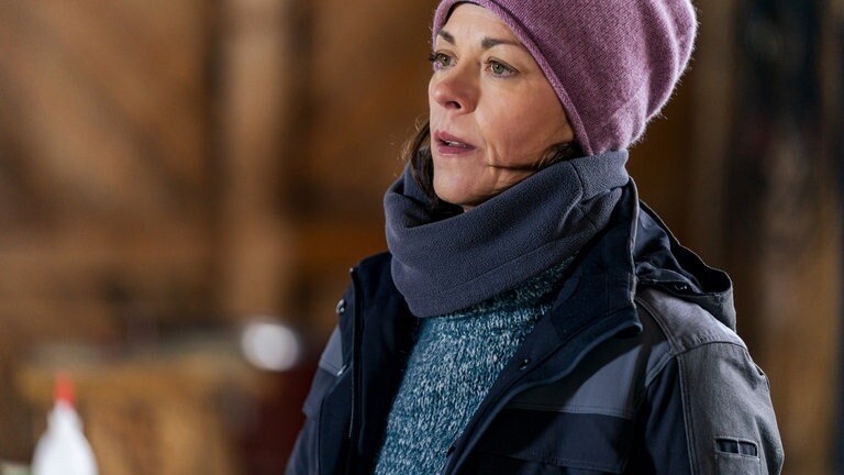 Sophie (Janina Flieger) nachdenklich im Sägewerk