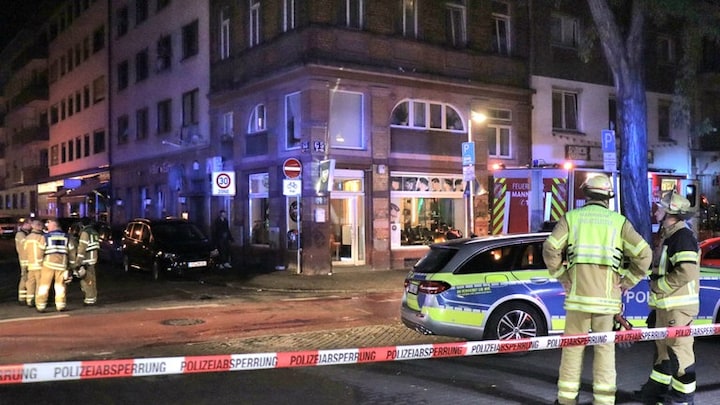 Einsatzkräfte bei Brand in Mannheimer Gaststätte