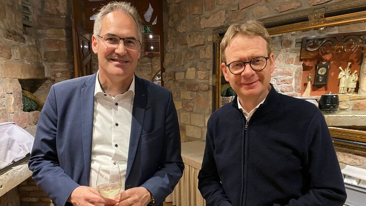 CDU-Landrat Dietmar Seefeldt (links) und CDU-Kandidat im Wahlkreis Südpfalz Thomas Gebhart (rechts) am Wahlabend.