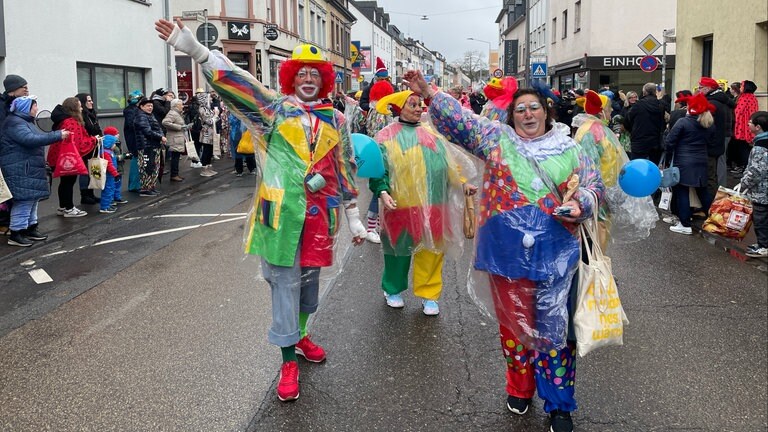 Der Umzug in Trier am Rosenmontag: Die Karnevalisten ziehen durch die Straßen. 