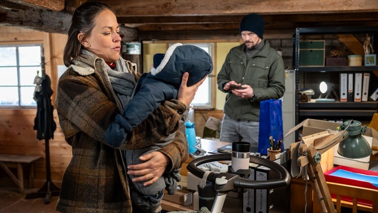 Sophie (Janina Flieger) hält Baby Conrad, Constantin (Robert Besta) steht im Hintergrund