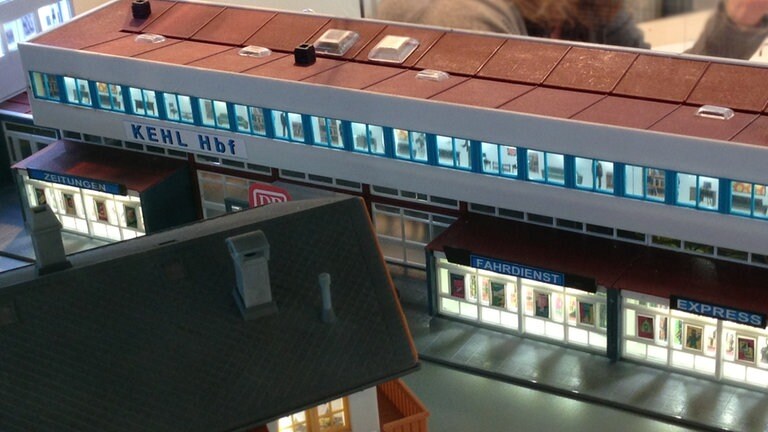 Kibri: Bahnhof Kehl H0 mit Etagenbeleuchtung