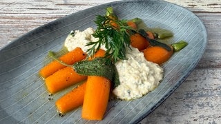 Glasierte Honig-Karotten mit Walnuss-Pesto
