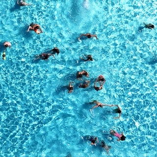 Rekordsommer und Hitzerekord: Badegäste tummeln sich im Pool.
