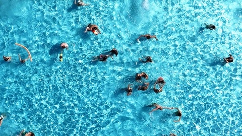 Rekordsommer und Hitzerekord: Badegäste tummeln sich im Pool.