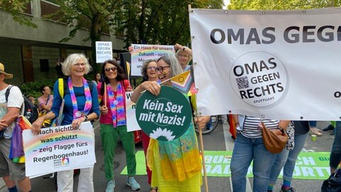 Aktivistinnen der Gruppe "Omas gegen rechts" demonstrieren beim CSD Stuttgart 2025.