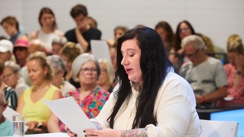 Lena Schätte bei der Lesung ihres Siegertexts „Was wir tragen“ beim Ingeborg-Bachmann-Preis 2026.