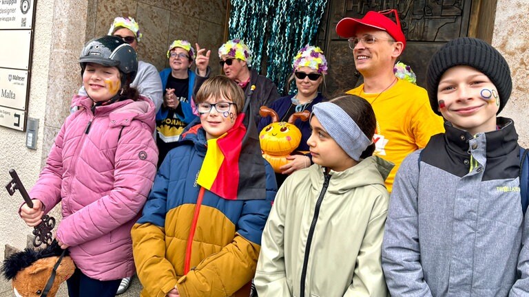 Schulkinder auf der Rathaustreppe in Aalen-Wasseralfingen.
