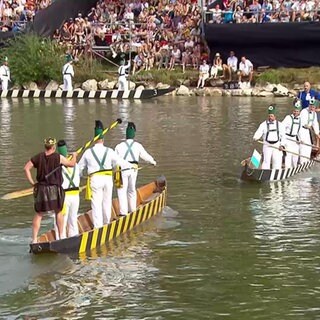 Teilnehmer beim Fischerstechen auf dem Wasser