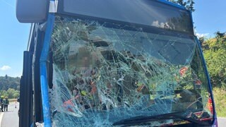 Am Autobahnzubringer Wertheim ist ein Kleinbus mit einem Schulbus zusammengestoßen. Der Kleinbusfahrer wurde schwer verletzt. 