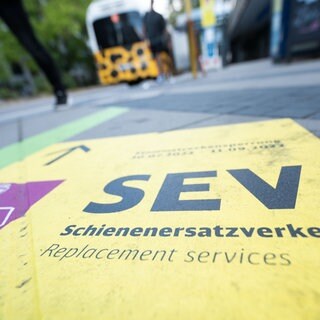 Ein Aufdruck auf dem Boden weißt auf Schienenersatzverkehr hin. Im Sommer 2025 müssen sich Pendler und Bahnreisende in und um Stuttgart auf viel Schienenersatzverkehr einstellen.