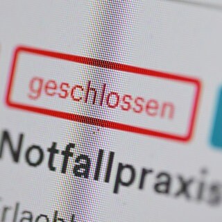 Auf einer Internetseite für Arztpraxen im ärztlichen Bereitschaftsdienst ist ein Hinweis auf eine Notfallpraxis dargestellt. 
