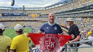 Christoph Kriebel aus Dahn beim Deutschland-Spiel gegen Ecuador. Standesgemäß mit FCK-Fahne.