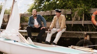 Günter (Thorsten Merten) ist misstrauisch, warum Paul (Charly Hübner) bei ihm segeln lernen will. Szene des Films „Spaziergang nach Syrakus“